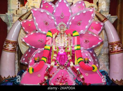 Idole ornée de Lord Ganesh contre une grande fleur de lotus rose lors du festival Sappram Thiruvizha dans un temple hindou tamoul en Ontario, au Canada, sur 21 juillet 2017. Ce festival fait partie du festival de 15 jours qui honore Lord Ganesh qui culmine avec la procession extravagante de chars. Au cours de cette puja, une idole du Seigneur Ganesh est perlée autour du temple tandis que les prières sont exécutées par les prêtres hindous. (Photo de Creative Touch Imaging Ltd./NurPhoto) *** Veuillez utiliser le crédit du champ de crédit *** Banque D'Images