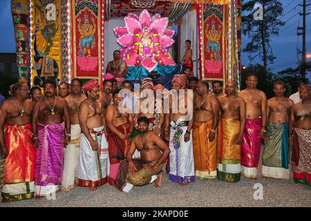 Les fidèles hindous tamouls prennent part au festival Sappram Thiruvizha, dans un temple hindou tamoul en Ontario, au Canada, sur 21 juillet 2017. Ce festival fait partie du festival de 15 jours qui honore Lord Ganesh qui culmine avec la procession extravagante de chars. Au cours de cette puja, une idole du Seigneur Ganesh est perlée autour du temple tandis que les prières sont exécutées par les prêtres hindous. (Photo de Creative Touch Imaging Ltd./NurPhoto) *** Veuillez utiliser le crédit du champ de crédit *** Banque D'Images