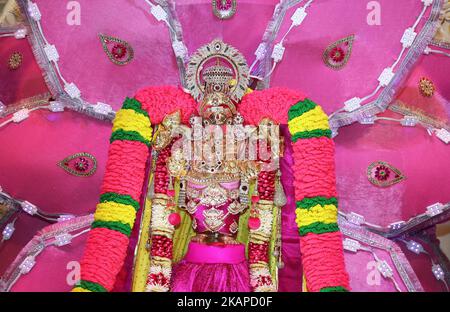 Idole ornée de Lord Ganesh contre une grande fleur de lotus rose lors du festival Sappram Thiruvizha dans un temple hindou tamoul en Ontario, au Canada, sur 21 juillet 2017. Ce festival fait partie du festival de 15 jours qui honore Lord Ganesh qui culmine avec la procession extravagante de chars. Au cours de cette puja, une idole du Seigneur Ganesh est perlée autour du temple tandis que les prières sont exécutées par les prêtres hindous. (Photo de Creative Touch Imaging Ltd./NurPhoto) *** Veuillez utiliser le crédit du champ de crédit *** Banque D'Images