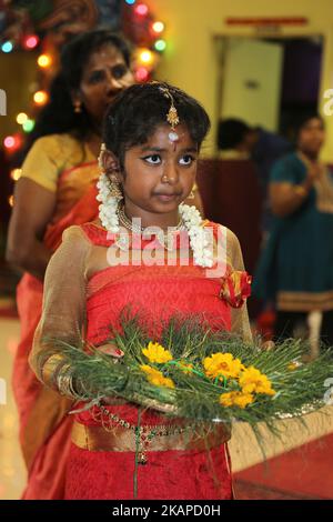 Les dévotés hindous tamouls prennent part à des prières spéciales en l'honneur de Lord Ganesh lors du festival Sappram Thiruvizha dans un temple hindou tamoul en Ontario, au Canada, sur 21 juillet 2017. Ce festival fait partie du festival de 15 jours qui honore Lord Ganesh qui culmine avec la procession extravagante de chars. Au cours de cette puja, une idole du Seigneur Ganesh est perlée autour du temple tandis que les prières sont exécutées par les prêtres hindous. (Photo de Creative Touch Imaging Ltd./NurPhoto) *** Veuillez utiliser le crédit du champ de crédit *** Banque D'Images