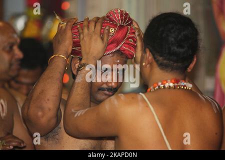 Les fidèles hindous tamouls prennent part au festival Sappram Thiruvizha, dans un temple hindou tamoul en Ontario, au Canada, sur 21 juillet 2017. Ce festival fait partie du festival de 15 jours qui honore Lord Ganesh qui culmine avec la procession extravagante de chars. Au cours de cette puja, une idole du Seigneur Ganesh est perlée autour du temple tandis que les prières sont exécutées par les prêtres hindous. (Photo de Creative Touch Imaging Ltd./NurPhoto) *** Veuillez utiliser le crédit du champ de crédit *** Banque D'Images