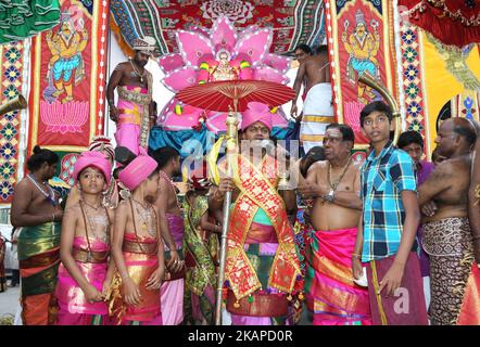 Le prêtre tamoul récite des prières spéciales en l'honneur de Lord Ganesh lors du festival Sappram Thiruvizha dans un temple hindou tamoul en Ontario, au Canada, sur 21 juillet 2017. Ce festival fait partie du festival de 15 jours qui honore Lord Ganesh qui culmine avec la procession extravagante de chars. Au cours de cette puja, une idole du Seigneur Ganesh est perlée autour du temple tandis que les prières sont exécutées par les prêtres hindous. (Photo de Creative Touch Imaging Ltd./NurPhoto) *** Veuillez utiliser le crédit du champ de crédit *** Banque D'Images