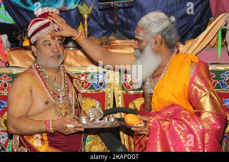 Le prêtre hindou tamoul reçoit des bénédictions lors du festival Sappram Thiruvizha, dans un temple hindou tamoul en Ontario, au Canada, sur 21 juillet 2017. Ce festival fait partie du festival de 15 jours qui honore Lord Ganesh qui culmine avec la procession extravagante de chars. Au cours de cette puja, une idole du Seigneur Ganesh est perlée autour du temple tandis que les prières sont exécutées par les prêtres hindous. (Photo de Creative Touch Imaging Ltd./NurPhoto) *** Veuillez utiliser le crédit du champ de crédit *** Banque D'Images