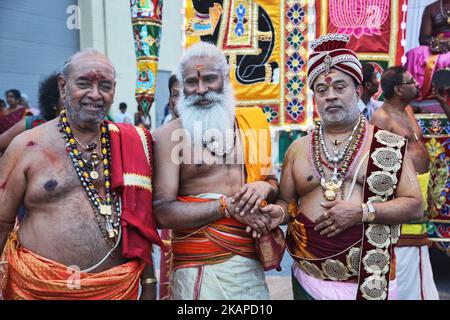 Prêtres hindous tamouls pendant le festival Sappram Thiruvizha, dans un temple hindou tamoul en Ontario, au Canada, sur 21 juillet 2017. Ce festival fait partie du festival de 15 jours qui honore Lord Ganesh qui culmine avec la procession extravagante de chars. Au cours de cette puja, une idole du Seigneur Ganesh est perlée autour du temple tandis que les prières sont exécutées par les prêtres hindous. (Photo de Creative Touch Imaging Ltd./NurPhoto) *** Veuillez utiliser le crédit du champ de crédit *** Banque D'Images