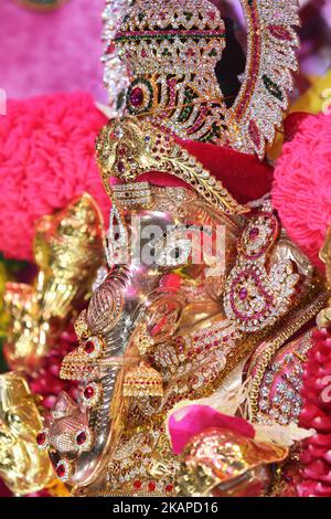 Idole adorée de Lord Ganesh lors du festival Sappram Thiruvizha, dans un temple hindou tamoul en Ontario, au Canada, sur 21 juillet 2017. Ce festival fait partie du festival de 15 jours qui honore Lord Ganesh qui culmine avec la procession extravagante de chars. Au cours de cette puja, une idole du Seigneur Ganesh est perlée autour du temple tandis que les prières sont exécutées par les prêtres hindous. (Photo de Creative Touch Imaging Ltd./NurPhoto) *** Veuillez utiliser le crédit du champ de crédit *** Banque D'Images