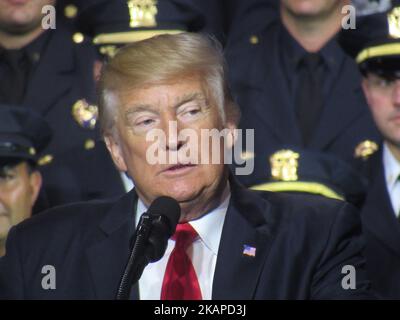 Le président Donald Trump s'exprime au Suffolk Community College on 28 juillet 2017 à Brentwood, New York. Trump, s’exprimant à proximité de l’endroit où la violente bande de rue MS-13 a commis un certain nombre de meurtres, a exhorté le Congrès à consacrer davantage de fonds à l’application des frontières et à des déportations plus rapides. Trump a parlé à un public qui comprenait des agents d'application de la loi et des membres de la famille des victimes d'actes criminels. (Photo de Kyle Mazza/NurPhoto) *** Veuillez utiliser le crédit du champ de crédit *** Banque D'Images