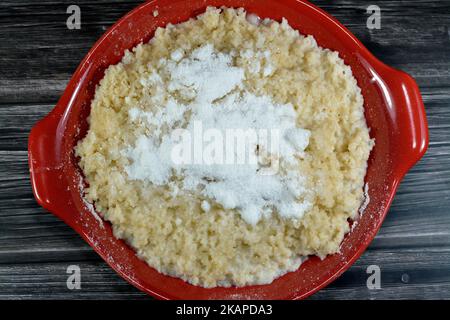 Plat de cuisine arabe de petits granules vapeur de blé dur roulé semolina appelé Koskosi, couscous, kusksi ou kseksu, populaire au Maroc, Algérie, Banque D'Images