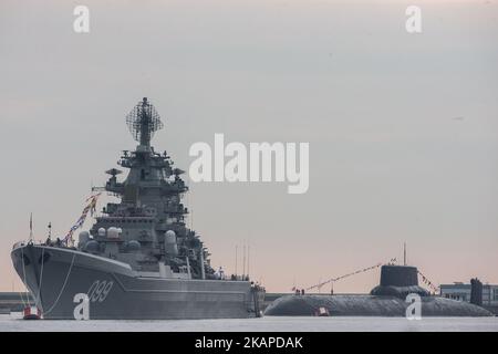 Le Battlecruiser nucléaire de Pyotr Velikiy (Peter le Grand) de la Marine russe et le sous-marin nucléaire TK-208 de Dmitry Donskoy de la Marine sont préparés pour le défilé de la Journée de la Marine à Kronshtadt, en banlieue de Saint-Pétersbourg (photo par Igor Russak/NurPhoto) *** Veuillez utiliser le crédit du champ de crédit *** Banque D'Images