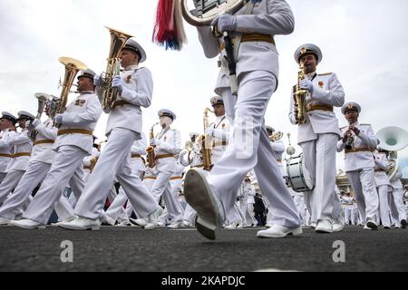 Les marins russes défilent le 30 juillet 2017 à Saint-Pétersbourg, en Russie, à l'occasion de la Journée de la Marine russe. (Photo de Valya Egorshin/NurPhoto) *** Veuillez utiliser le crédit du champ de crédit *** Banque D'Images