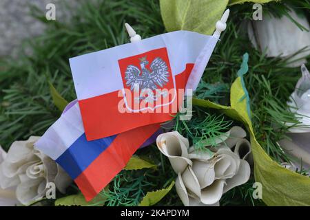 Une vue des drapeaux polonais et russes attachés à l'une des couronnes du cimetière des officiers de l'Armée rouge de Wroclaw tués ou morts pendant le siège de Wroclaw en 1945. Il y a 763 officiers russes enterrés, dont 69 inconnus. Vendredi, 27 juillet 2017, à Wroclaw, Pologne. (Photo par Artur Widak/NurPhoto) *** Veuillez utiliser le crédit du champ de crédit *** Banque D'Images