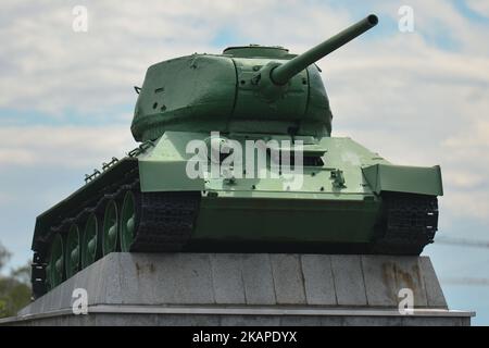 Une vue sur un monument avec l'un des quatre chars, utilisés pendant les combats de l'armée de 6th au front ukrainien, situé à la porte d'entrée du cimetière des officiers de l'armée rouge à Wroclaw, tués ou morts pendant le siège de Wroclaw en 1945. Il y a 763 officiers russes enterrés, dont 69 inconnus. Vendredi, 27 juillet 2017, à Wroclaw, Pologne. (Photo par Artur Widak/NurPhoto) *** Veuillez utiliser le crédit du champ de crédit *** Banque D'Images