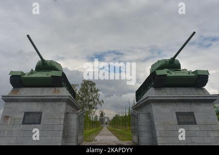Vue sur un monument avec deux des quatre chars, utilisés pendant les combats de l'armée de 6th au front ukrainien, situé à la porte d'entrée du cimetière des officiers de l'armée rouge à Wroclaw, tués ou morts pendant le siège de Wroclaw en 1945. Il y a 763 officiers russes enterrés, dont 69 inconnus. Vendredi, 27 juillet 2017, à Wroclaw, Pologne. (Photo par Artur Widak/NurPhoto) *** Veuillez utiliser le crédit du champ de crédit *** Banque D'Images