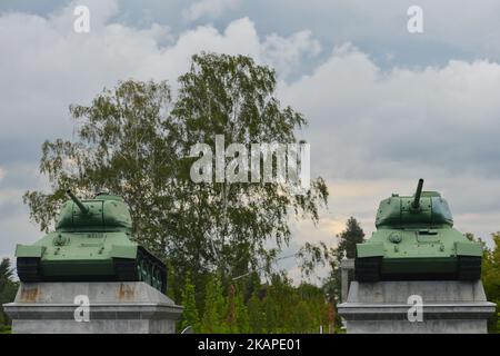Vue sur un monument avec deux des quatre chars, utilisés pendant les combats de l'armée de 6th au front ukrainien, situé à la porte d'entrée du cimetière des officiers de l'armée rouge à Wroclaw, tués ou morts pendant le siège de Wroclaw en 1945. Il y a 763 officiers russes enterrés, dont 69 inconnus. Vendredi, 27 juillet 2017, à Wroclaw, Pologne. (Photo par Artur Widak/NurPhoto) *** Veuillez utiliser le crédit du champ de crédit *** Banque D'Images