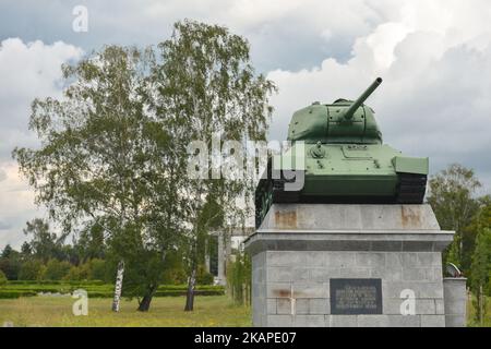 Une vue sur un monument avec l'un des quatre chars, utilisés pendant les combats de l'armée de 6th au front ukrainien, situé à la porte d'entrée du cimetière des officiers de l'armée rouge à Wroclaw, tués ou morts pendant le siège de Wroclaw en 1945. Il y a 763 officiers russes enterrés, dont 69 inconnus. Vendredi, 27 juillet 2017, à Wroclaw, Pologne. (Photo par Artur Widak/NurPhoto) *** Veuillez utiliser le crédit du champ de crédit *** Banque D'Images