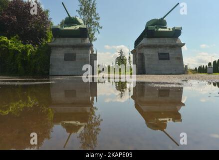 Vue sur un monument avec deux des quatre chars, utilisés pendant les combats de l'armée de 6th au front ukrainien, situé à la porte d'entrée du cimetière des officiers de l'armée rouge à Wroclaw, tués ou morts pendant le siège de Wroclaw en 1945. Il y a 763 officiers russes enterrés, dont 69 inconnus. Vendredi, 27 juillet 2017, à Wroclaw, Pologne. (Photo par Artur Widak/NurPhoto) *** Veuillez utiliser le crédit du champ de crédit *** Banque D'Images