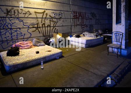 Les matelas sous le pont de la rue Émeraude fournissent un endroit de repos de marque pour les toxicomanes, dans la section de Kensington de Philadelphie, PA, on 31 juillet 2017. Une grande opération commune de Conrail et de la ville de Philadelphie pour nettoyer la zone de drogue ouverte populaire devrait prendre 30 jours. (Photo de Bastiaan Slabbers/NurPhoto) *** Veuillez utiliser le crédit du champ de crédit *** Banque D'Images