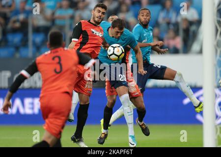 Artem Dzyuba (C) du FC Zenit Saint-Pétersbourg vie pour le ballon lors du match de l'UEFA Europa League, troisième cycle de qualification, 2nd jambe entre le FC Zenit Saint-Pétersbourg et le FC Bnei Yehuda au stade de Saint-Pétersbourg sur 03 août 2017 à Saint-Pétersbourg, Russie. (Photo par Igor Russak/NurPhoto) *** Veuillez utiliser le crédit du champ de crédit *** Banque D'Images