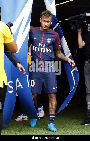 Neymar Jr du Brésil conférence de presse et présentation de maillot après sa signature comme nouveau joueur de Paris Saint-Germain au Parc des Princes sur 4 août 2017 à Paris, France. (Photo de Mehdi Taamallah/NurPhoto) *** Veuillez utiliser le crédit du champ de crédit *** Banque D'Images