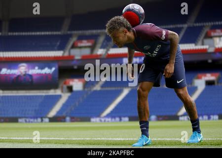 Neymar Jr du Brésil conférence de presse et présentation de maillot après sa signature comme nouveau joueur de Paris Saint-Germain au Parc des Princes sur 4 août 2017 à Paris, France. (Photo de Mehdi Taamallah/NurPhoto) *** Veuillez utiliser le crédit du champ de crédit *** Banque D'Images