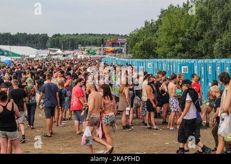 Plus de 200,000 personnes participent à l'un des plus grands festivals de musique en plein air d'Europe à Kostrzyn nad Odra, Pologne, le 4 août 2017 (photo de Michal Fludra/NurPhoto) *** Veuillez utiliser le crédit du champ de crédit *** Banque D'Images