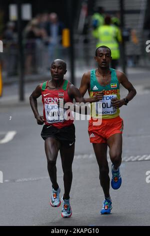 Geoffrey Kipkorir KIRUI (Kenya) et Tamirat TOLA (Ethiopie) pendant le marathon de Londres sur 6 août 2017 aux Championnats du monde d'athlétisme de l'IAAF 2017. (Photo par Ulrik Pedersen/NurPhoto) *** Veuillez utiliser le crédit du champ de crédit *** Banque D'Images