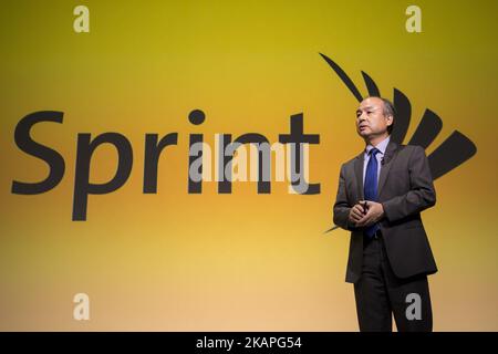 Masayoshi son, fondateur et PDG de Softbank Group Corp., annonce ses gains de groupe lors d'une conférence de presse à Tokyo, au Japon, sur 7 août 2017. Softbank Group Corp. A annoncé ses résultats consolidés pour le trimestre 1st (avril - juin 2017) de l'exercice se terminant par 31 mars 2018. (Photo par Alessandro Di Ciommo/NurPhoto) *** Veuillez utiliser le crédit du champ de crédit *** Banque D'Images