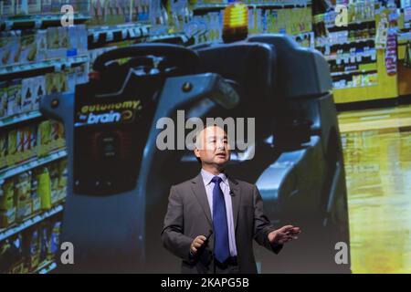 Masayoshi son, fondateur et PDG de Softbank Group Corp., annonce ses gains de groupe lors d'une conférence de presse à Tokyo, au Japon, sur 7 août 2017. Softbank Group Corp. A annoncé ses résultats consolidés pour le trimestre 1st (avril - juin 2017) de l'exercice se terminant par 31 mars 2018. (Photo par Alessandro Di Ciommo/NurPhoto) *** Veuillez utiliser le crédit du champ de crédit *** Banque D'Images