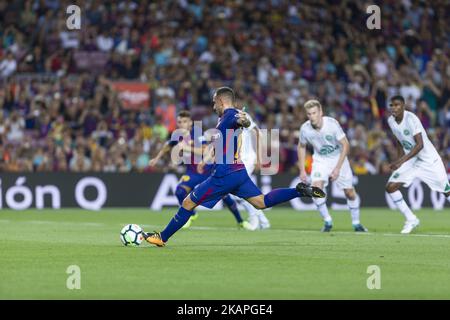 Faute de Paco Alcacer la pénalité lors du match entre FC Barcelone et Chapioense, pour le trophée Joan Gamper, joué au Camp Nou Stadium le 7th août 2017 à Barcelone, Espagne. (Crédit: Urbanandsport / NurPhoto) -- (photo par Urbanandsport/NurPhoto) *** Veuillez utiliser le crédit du champ de crédit *** Banque D'Images