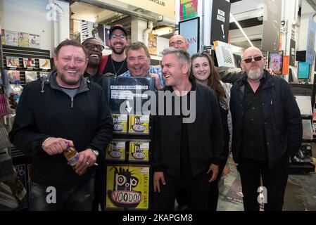 Shaun Ryder (L), Paul 'Kermit' Leveridge (2L), Aman McGee (R) et le personnel de la direction de la création se posent près des thécopies du dernier album de Black Grape à Rough Trade East à Londres, au Royaume-Uni, sur 8 août 2017. La composition actuelle est faite par l'ancien chanteur Shaun Rider et rappeur Paul 'Kermit' Laveridge. Le groupe fait la promotion de son dernier album 'Pop Voodoo'. Black Grape est un groupe de rock d'Angleterre, avec d'anciens membres de Happy Mondays et de impitoyables RAP Assassins. Leur style musical combine funk et rock électronique avec programmation électronique et échantillons. (Photo d'Alberto Pezzali/NurPhoto) ** Banque D'Images