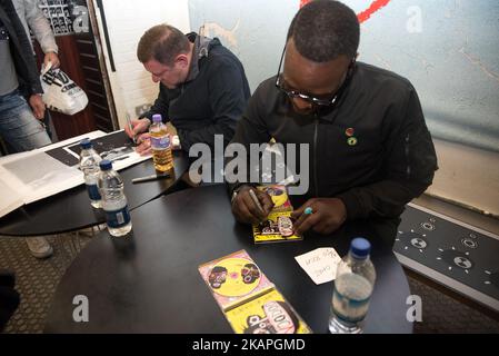 Shaun Ryder (L) et Paul 'Kermit' Leveridge of Black Grape signent des copies à Rough Trade East à Londres, Royaume-Uni sur 8 août 2017. La composition actuelle est faite par l'ancien chanteur Shaun Rider et rappeur Paul 'Kermit' Laveridge. Le groupe fait la promotion de son dernier album 'Pop Voodoo'. Black Grape est un groupe de rock d'Angleterre, avec d'anciens membres de Happy Mondays et de impitoyables RAP Assassins. Leur style musical combine funk et rock électronique avec programmation électronique et échantillons. (Photo d'Alberto Pezzali/NurPhoto) *** Veuillez utiliser le crédit du champ de crédit *** Banque D'Images