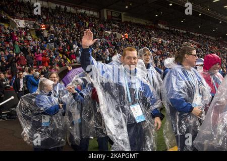 Les Jeux Olympiques spéciaux ont officiellement débuté par une cérémonie d'ouverture au stade Bramall Lane de Sheffield United, au Royaume-Uni, sur 8 août 2017, qui a été parsemée de stars. Des milliers de personnes applaudissent tandis que les équipes régionales sont présentées sous une forte pluie. (Photo de Dominika Zarzycka/NurPhoto) *** Veuillez utiliser le crédit du champ de crédit *** Banque D'Images