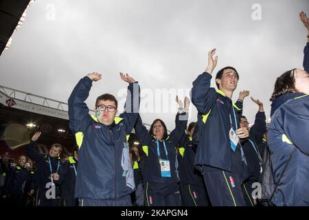 Les Jeux Olympiques spéciaux ont officiellement débuté par une cérémonie d'ouverture au stade Bramall Lane de Sheffield United, au Royaume-Uni, sur 8 août 2017, qui a été parsemée de stars. Des milliers de personnes applaudissent tandis que les équipes régionales sont présentées sous une forte pluie. (Photo de Dominika Zarzycka/NurPhoto) *** Veuillez utiliser le crédit du champ de crédit *** Banque D'Images