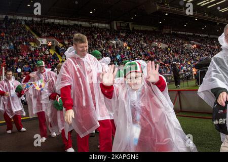 Les Jeux Olympiques spéciaux ont officiellement débuté par une cérémonie d'ouverture au stade Bramall Lane de Sheffield United, au Royaume-Uni, sur 8 août 2017, qui a été parsemée de stars. Des milliers de personnes applaudissent tandis que les équipes régionales sont présentées sous une forte pluie. (Photo de Dominika Zarzycka/NurPhoto) *** Veuillez utiliser le crédit du champ de crédit *** Banque D'Images