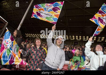 Les Jeux Olympiques spéciaux ont officiellement débuté par une cérémonie d'ouverture au stade Bramall Lane de Sheffield United, au Royaume-Uni, sur 8 août 2017, qui a été parsemée de stars. Des milliers de personnes applaudissent tandis que les équipes régionales sont présentées sous une forte pluie. (Photo de Dominika Zarzycka/NurPhoto) *** Veuillez utiliser le crédit du champ de crédit *** Banque D'Images