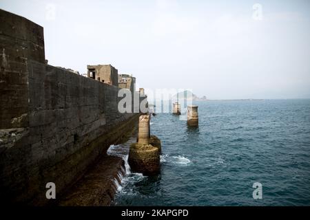 Île Hashima, communément connue sous le nom de Gunkanjima ou « île Battleship » dans la préfecture de Nagasaki, au sud du Japon, sur 8 août 2017. L'île était une mine de charbon jusqu'à sa fermeture en 1974 et est un symbole de l'industrialisation rapide du Japon, qui est également un rappel de son histoire sombre comme un site de travail forcé pendant la Seconde Guerre mondiale. L’île est aujourd’hui reconnue comme le site de la révolution industrielle Meiji, inscrite au patrimoine mondial de l’UNESCO. (Photo de Richard Atrero de Guzman/NurPhoto) *** Veuillez utiliser le crédit du champ de crédit *** Banque D'Images