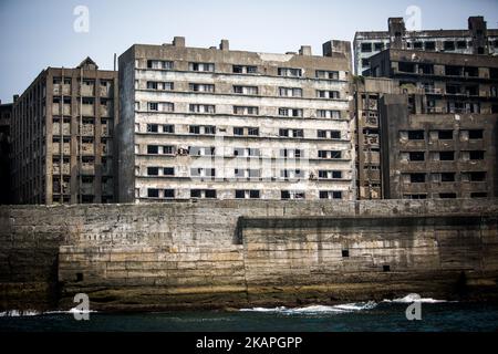 Île Hashima, communément connue sous le nom de Gunkanjima ou « île Battleship » dans la préfecture de Nagasaki, au sud du Japon, sur 8 août 2017. L'île était une mine de charbon jusqu'à sa fermeture en 1974 et est un symbole de l'industrialisation rapide du Japon, qui est également un rappel de son histoire sombre comme un site de travail forcé pendant la Seconde Guerre mondiale. L’île est aujourd’hui reconnue comme le site de la révolution industrielle Meiji, inscrite au patrimoine mondial de l’UNESCO. (Photo de Richard Atrero de Guzman/NurPhoto) *** Veuillez utiliser le crédit du champ de crédit *** Banque D'Images