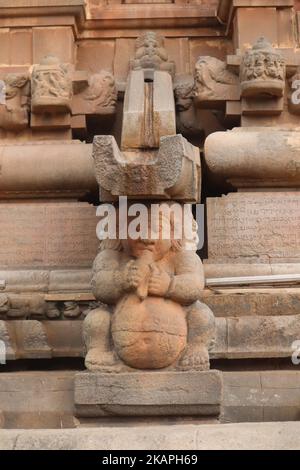 Le mur du temple est sculpté comme s'il tenait sur sa tête le chemin de l'eau qui sort après avoir fait des offrandes au dieu. Banque D'Images