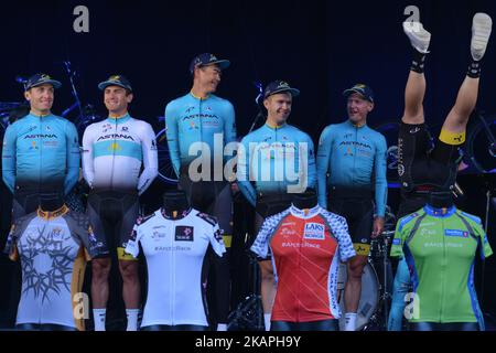 Astana Pro Team, une équipe cycliste professionnelle de l'UCI, basée au Kazakhstan, lors de la cérémonie de présentation des équipes à la veille de l'ouverture de la course arctique de Norvège 2017, à Harstad. Mercredi, 9 août 2017, à Harstad, dans le comté de Troms, Norvège. (Photo par Artur Widak/NurPhoto) *** Veuillez utiliser le crédit du champ de crédit *** Banque D'Images