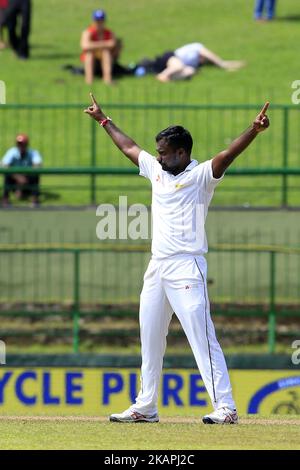Malinda Pushpakumara, Cricketer sri-lankais, célèbre après avoir pris un cricket lors de la partie de 1st jours du Test Match 3rd entre le Sri Lanka et l'Inde au Pallekele International cricket Stadium, Kandy, Sri Lanka, le samedi 12 août 2017. (Photo de Thharaka Basnayaka/NurPhoto) *** Veuillez utiliser le crédit du champ de crédit *** Banque D'Images