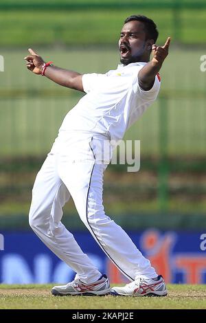 Malinda Pushpakumara, cricketer sri-lankais, célèbre la destitution du batteur indien Ajinkya Rahane (invisible) lors du match de 1st jours de Test de 3rd entre le Sri Lanka et l'Inde au stade de cricket Pallekele International, à Kandy, au Sri Lanka, le samedi 12 août 2017. (Photo de Thharaka Basnayaka/NurPhoto) *** Veuillez utiliser le crédit du champ de crédit *** Banque D'Images