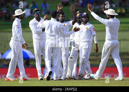 Malinda Pushpakumara, cricketer sri-lankais, célèbre la destitution du batteur indien Ajinkya Rahane (invisible) lors du match de 1st jours de Test de 3rd entre le Sri Lanka et l'Inde au stade de cricket Pallekele International, à Kandy, au Sri Lanka, le samedi 12 août 2017. (Photo de Thharaka Basnayaka/NurPhoto) *** Veuillez utiliser le crédit du champ de crédit *** Banque D'Images