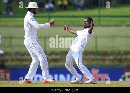 Malinda Pushpakumara, cricketer sri-lankais, célèbre le licenciement du batteur indien Ajinkya Rahane (invisible) avec le capitaine de cricket sri-lankais Dinesh Chandimal(L) lors de la partie de 1st jours du Test Match de 3rd entre le Sri Lanka et l'Inde au stade de cricket international Pallekele, Kandy, Sri Lanka, le samedi 12 août 2017. (Photo de Thharaka Basnayaka/NurPhoto) *** Veuillez utiliser le crédit du champ de crédit *** Banque D'Images