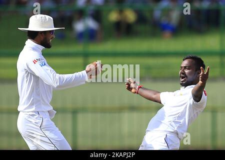 Malinda Pushpakumara, cricketer sri-lankais, célèbre le licenciement du batteur indien Ajinkya Rahane (invisible) avec le capitaine de cricket sri-lankais Dinesh Chandimal(L) lors de la partie de 1st jours du Test Match de 3rd entre le Sri Lanka et l'Inde au stade de cricket international Pallekele, Kandy, Sri Lanka, le samedi 12 août 2017. (Photo de Thharaka Basnayaka/NurPhoto) *** Veuillez utiliser le crédit du champ de crédit *** Banque D'Images