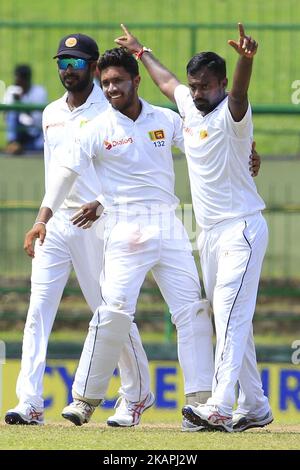 Malinda Pushpakumara (R), cricketer sri-lankais, célèbre avec ses coéquipiers après avoir pris un match de cricket lors des 1st jours de match de Test 3rd entre le Sri Lanka et l'Inde au stade de cricket Pallekele International, à Kandy, au Sri Lanka, le samedi 12 août 2017. (Photo de Thharaka Basnayaka/NurPhoto) *** Veuillez utiliser le crédit du champ de crédit *** Banque D'Images