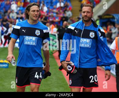 Michael Hefele de la ville de L-R Huddersfield et Laurent Depoitre de la ville de Huddersfield lors du match de première ligue entre Crystal Palace et Huddersfield Town au stade Selhurst Park, Londres, Angleterre sur 12 août 2017. (Photo de Kieran Galvin/NurPhoto) *** Veuillez utiliser le crédit du champ de crédit *** Banque D'Images