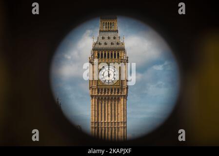 La tour Elizabeth, connue sous le nom de « Big Ben », est photographiée à Londres sur 14 août 2017. Les bongs de l'emblématique cloche seront arrêtés pour protéger les travailleurs au cours d'un projet de conservation de quatre ans, de 29m livres sterling, qui comprend la réparation de la tour de la reine Elizabeth, qui abrite la Grande horloge et sa cloche. Les bongs familières seront muets après avoir sonné à midi le 21 août et doivent recommencer régulièrement en 2021. (Photo par Alberto Pezzali/NurPhoto) Banque D'Images