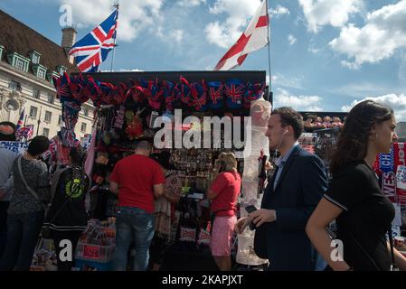 Une boutique de souvenirs, avec le drapeau de l'Union et le drapeau national anglais sur son dessus, est photographiée sur le pont de Westminster à Londres, sur 14 août 2017. (Photo par Alberto Pezzali/NurPhoto) Banque D'Images