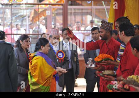 Un prêtre offrant de l'eau sainte au président du Népal, Bidhya Devi Bhandari, lors du festival Krishna Janmashtami célébré à Patan, Népal lundi, 14 août 2017. Le festival Krishna Janmashtami marque l'anniversaire du Dieu hindou Krishna, la huit incarnation du Seigneur Vishnu. (Photo de Narayan Maharajan/NurPhoto) Banque D'Images