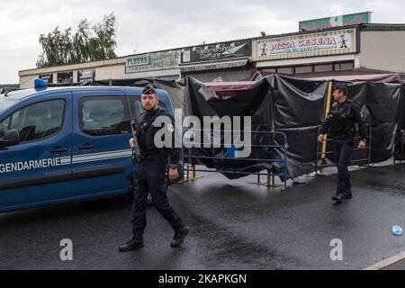 Des policiers patrouillent sur les lieux d'un accident de voiture, dans un restaurant de pizza, à sept-trie, 55km à l'est de Paris, sur 15 août 2017, entraînant la mort d'une fille de 13 ans et blessant gravement quatre personnes. Les enquêteurs ont déclaré que le jeune conducteur avait tenté de se suicider et que l'incident n'était pas lié à la terreur. L'homme, qui a été arrêté, a déclaré "il avait essayé de se tuer hier (13 août) sans succès et a décidé de réessayer de cette façon", a déclaré une source proche de l'enquête. (Photo de Julien Mattia/NurPhoto) Banque D'Images