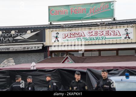 Des policiers patrouillent sur les lieux d'un accident de voiture, dans un restaurant de pizza, à sept-trie, 55km à l'est de Paris, sur 15 août 2017, entraînant la mort d'une fille de 13 ans et blessant gravement quatre personnes. Les enquêteurs ont déclaré que le jeune conducteur avait tenté de se suicider et que l'incident n'était pas lié à la terreur. L'homme, qui a été arrêté, a déclaré "il avait essayé de se tuer hier (13 août) sans succès et a décidé de réessayer de cette façon", a déclaré une source proche de l'enquête. (Photo de Julien Mattia/NurPhoto) Banque D'Images